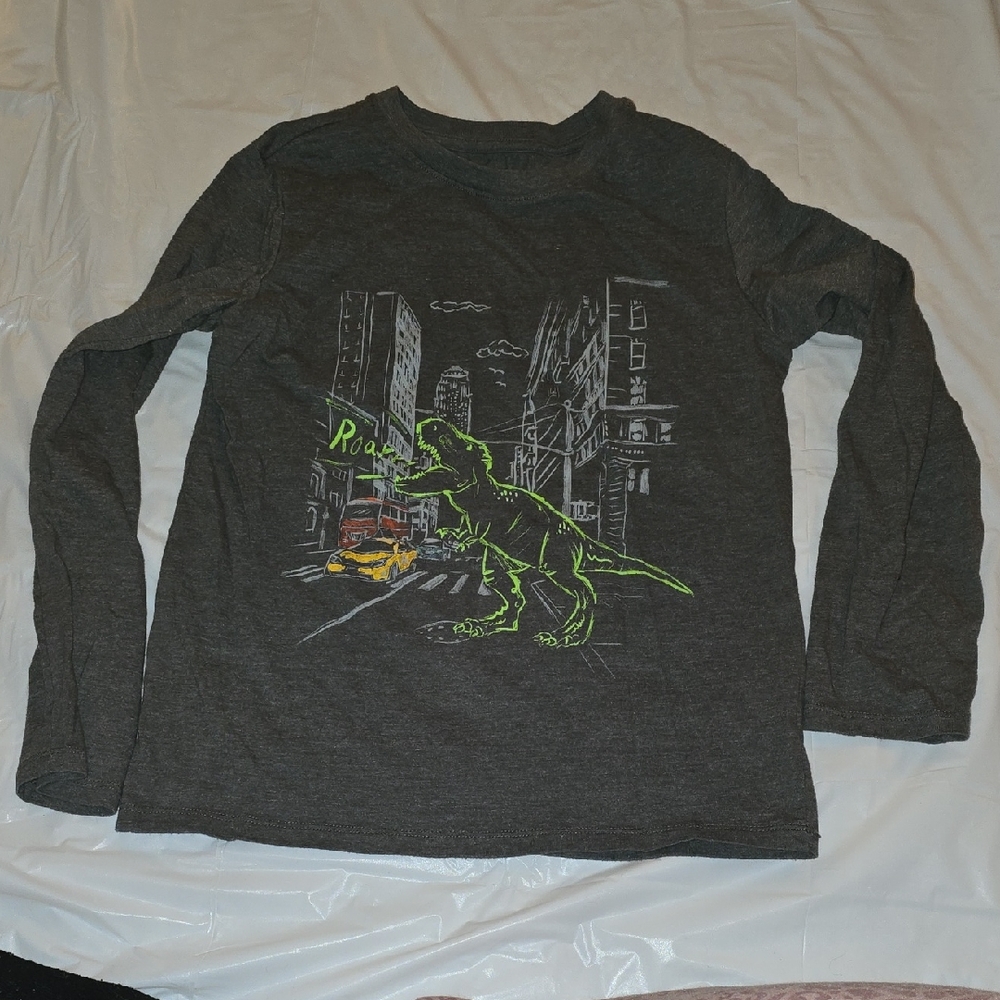 Cat & Jack Long Sleeved Dinosaur Graphic Shirt M (8/10)